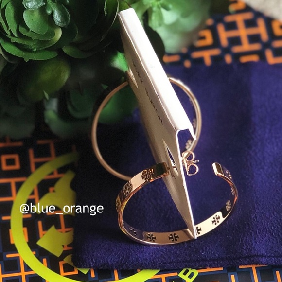 ✨NEW TORY BURCH✨ PIERCED TB LOGO HOOP EARRINGS - Picture 4 of 6